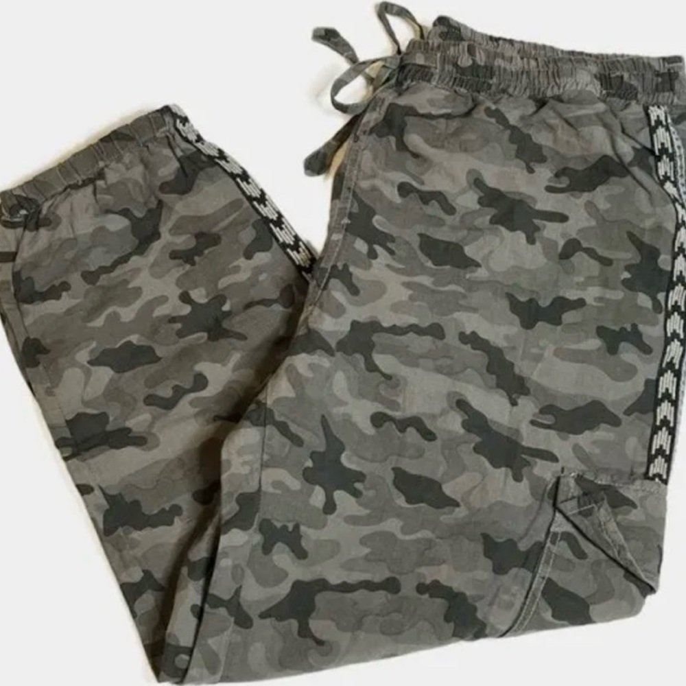 SALE Sundance linen camo pants  joggers  small, green elastic waist